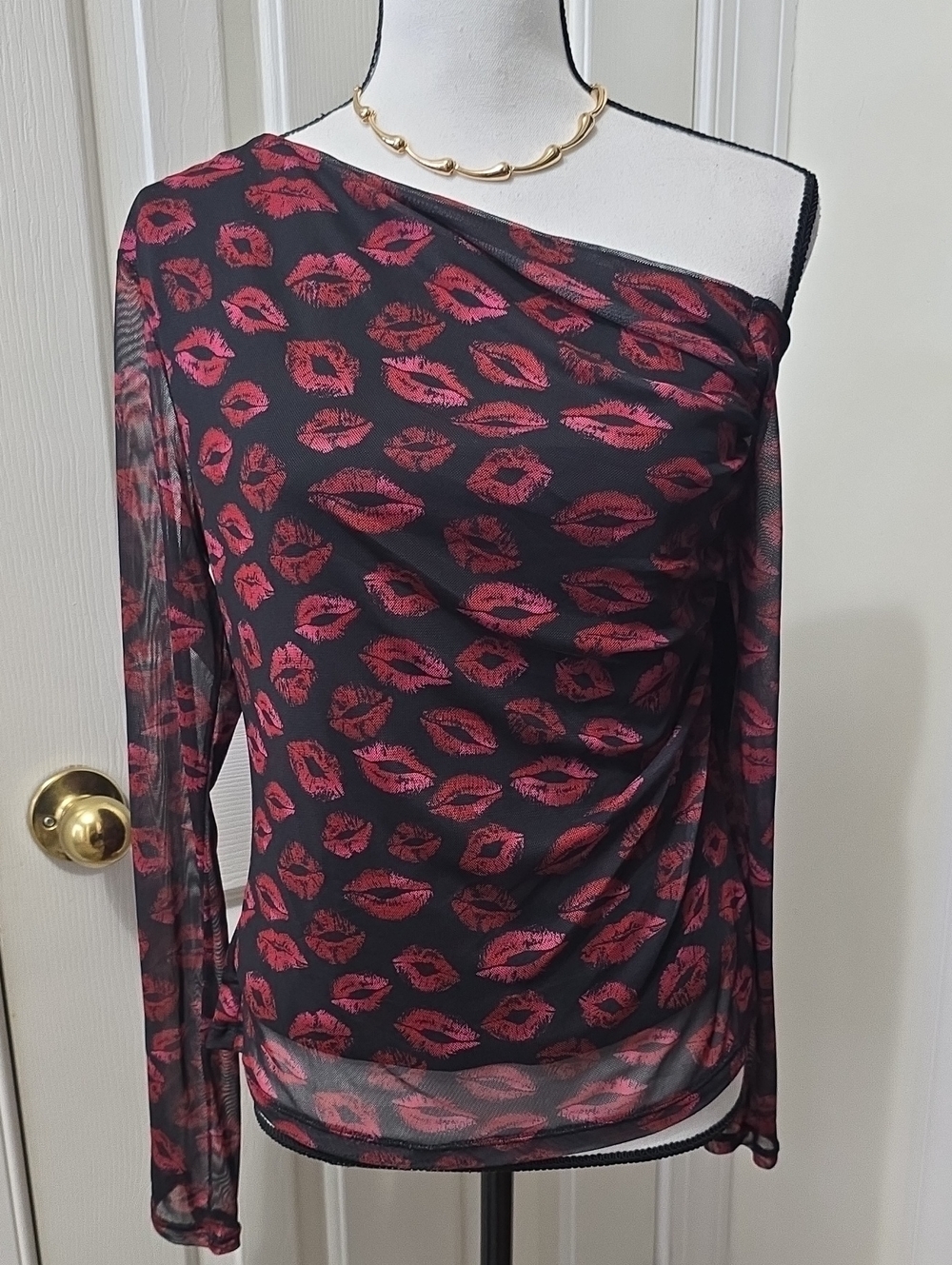 BOLD ELEMENTS BRAND WOMEN'S LINED BLACK & RED "LIPS" PRINT TOP SIZE LARGE